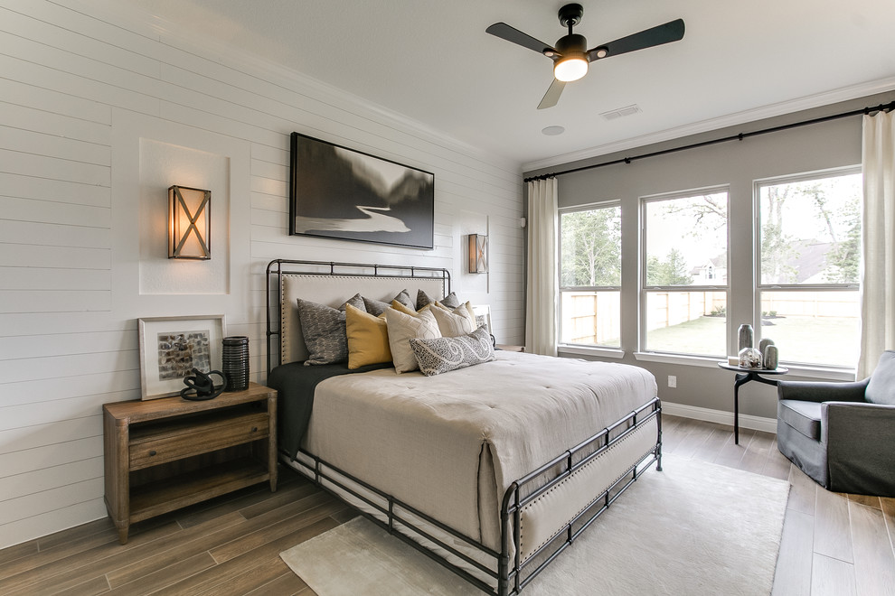 ヒューストンにあるモダンスタイルのおしゃれな客用寝室 (白い壁、茶色い床、セラミックタイルの床)
