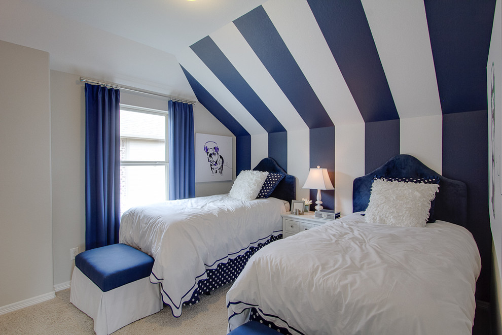 Imagen de habitación de invitados contemporánea con paredes azules y moqueta