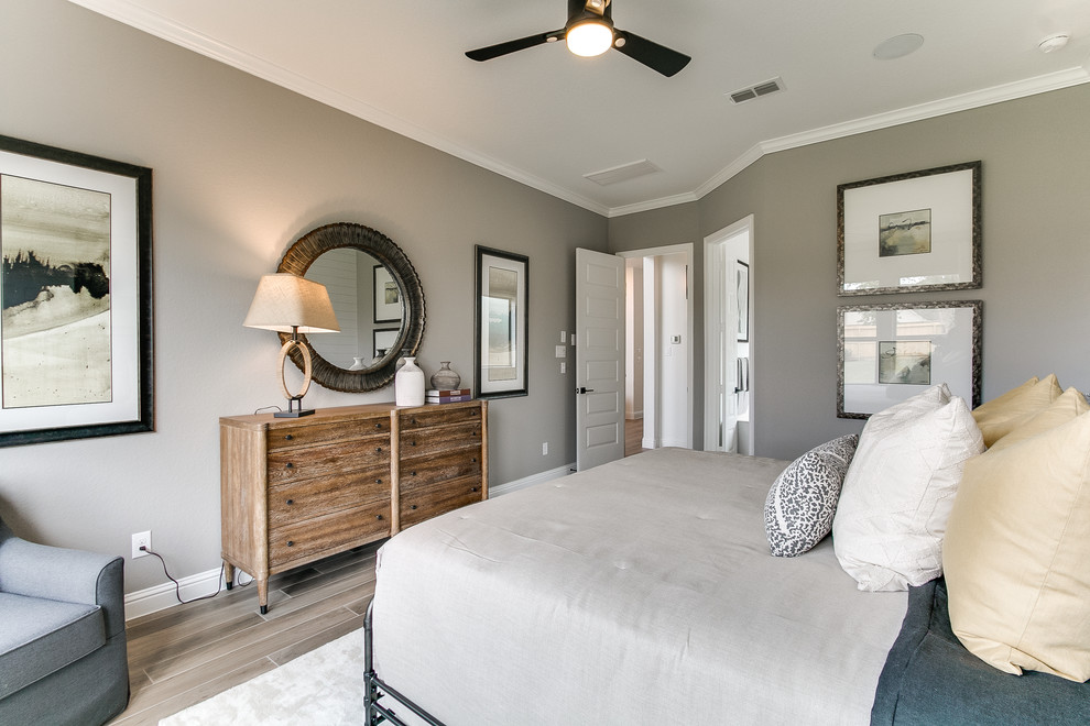 Imagen de habitación de invitados minimalista con paredes grises, suelo de baldosas de cerámica y suelo marrón
