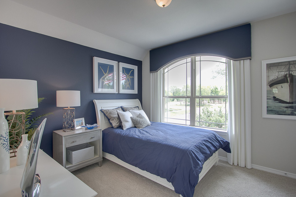 Aménagement d'une chambre contemporaine avec un mur bleu et aucune cheminée.