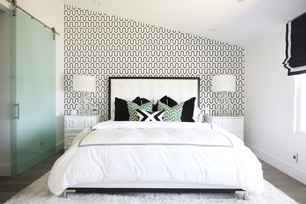 Foto de dormitorio principal actual de tamaño medio con paredes blancas y suelo de baldosas de porcelana