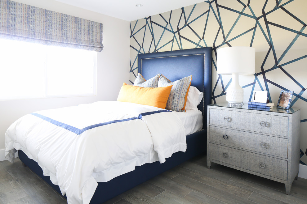 На фото: гостевая спальня среднего размера, (комната для гостей) в современном стиле с бежевыми стенами и полом из керамогранита с
