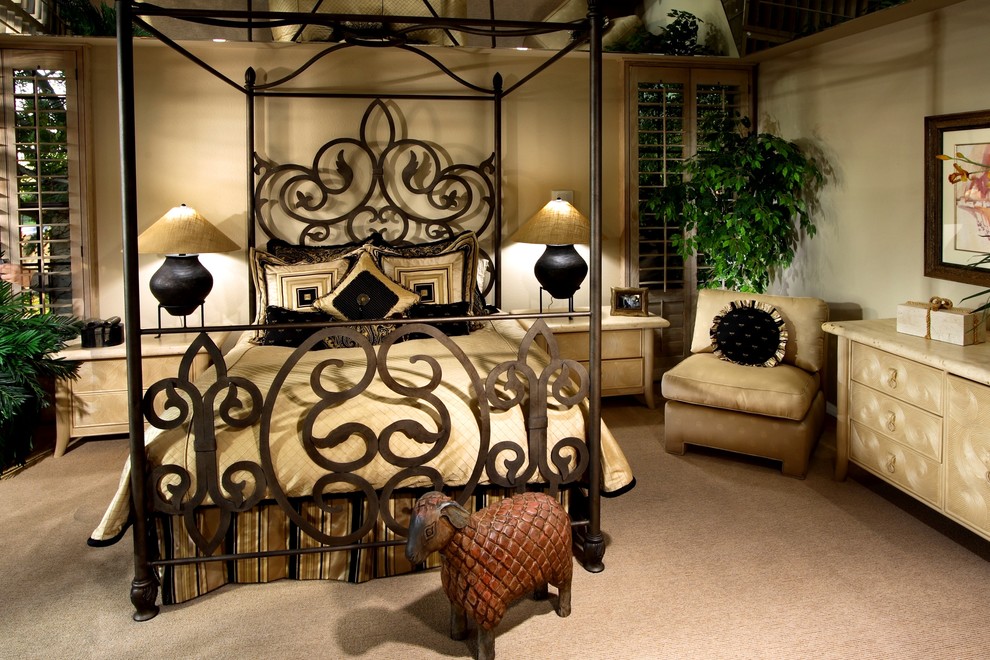 Ejemplo de dormitorio principal bohemio grande sin chimenea con paredes beige, moqueta y suelo beige
