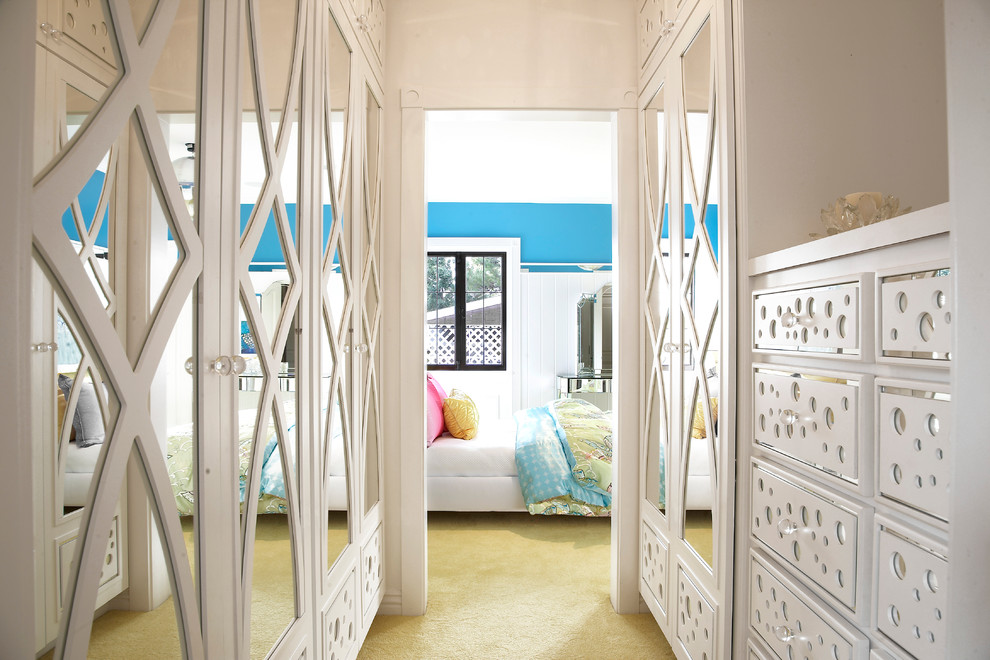 Inspiration för ett mellanstort medelhavsstil sovrum, med beige väggar och heltäckningsmatta