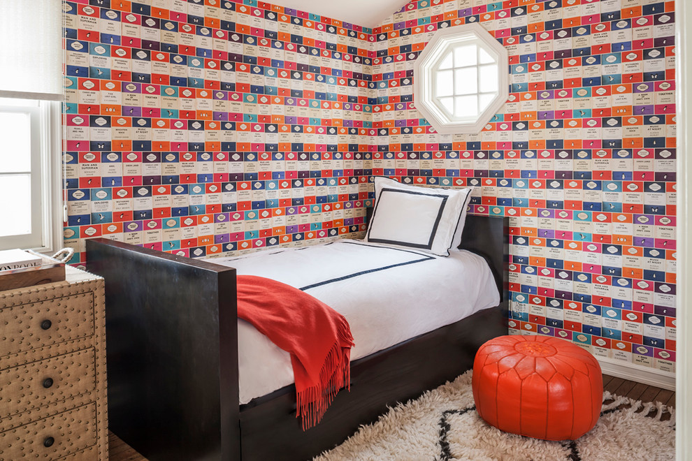 Aménagement d'une chambre d'amis classique avec un mur multicolore et parquet foncé.