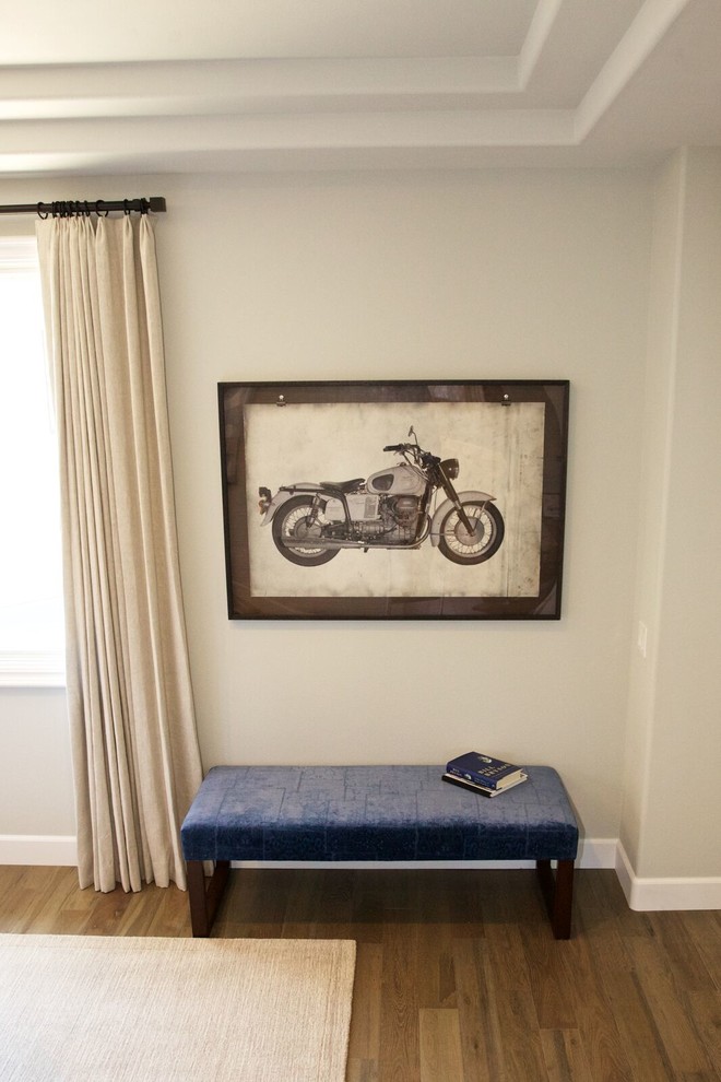 Mittelgroßes Maritimes Hauptschlafzimmer ohne Kamin mit beiger Wandfarbe und braunem Holzboden in Orange County