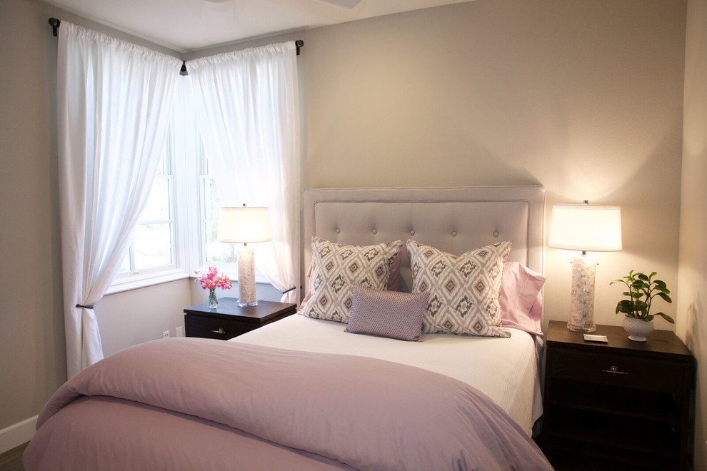 Пример оригинального дизайна: гостевая спальня среднего размера, (комната для гостей) в морском стиле с бежевыми стенами и паркетным полом среднего тона без камина