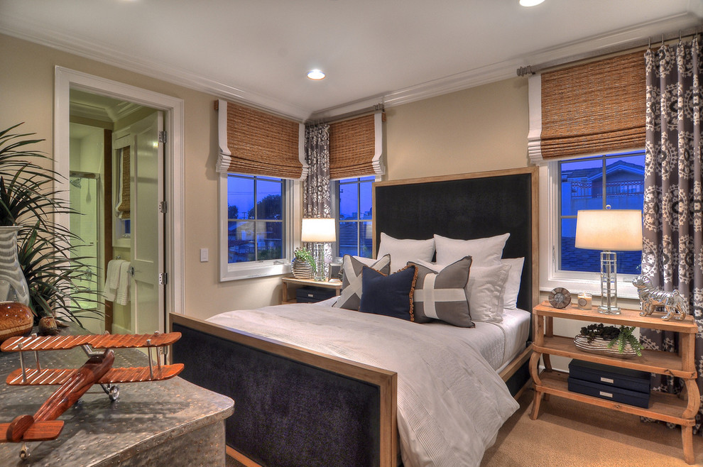 オレンジカウンティにあるトラディショナルスタイルのおしゃれな客用寝室 (ベージュの壁、カーペット敷き、暖炉なし)