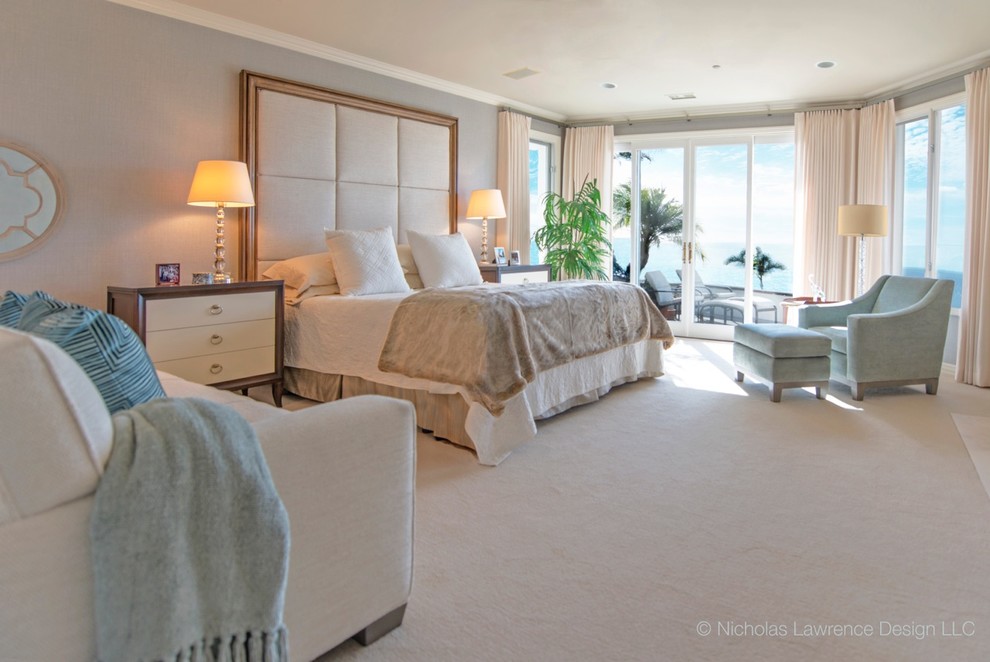 Свежая идея для дизайна: большая хозяйская спальня в современном стиле с серыми стенами, ковровым покрытием, стандартным камином и фасадом камина из камня - отличное фото интерьера