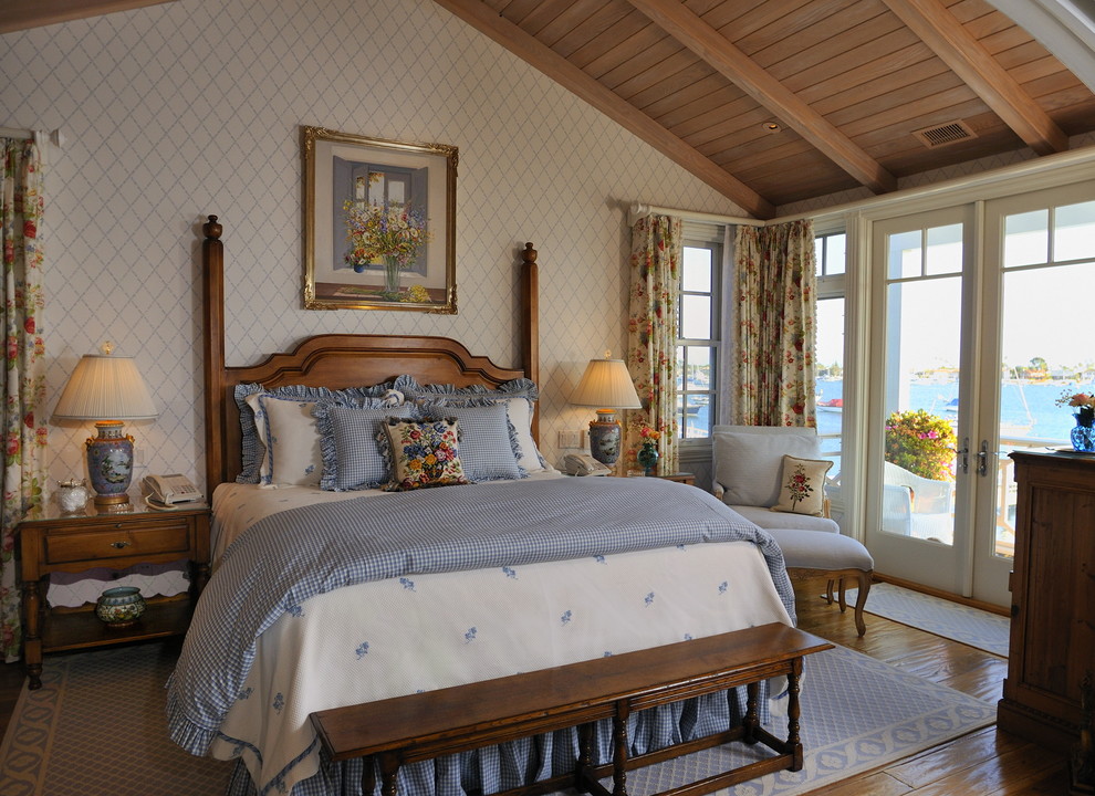 Источник вдохновения для домашнего уюта: хозяйская спальня среднего размера в морском стиле с паркетным полом среднего тона и разноцветными стенами