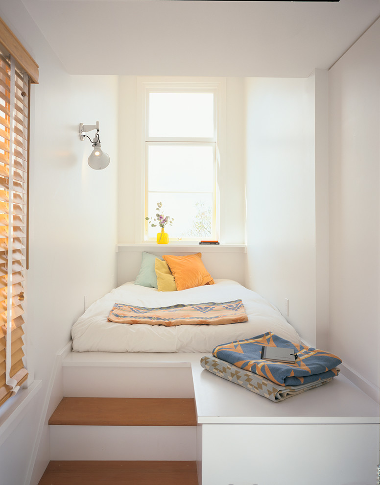 Стильный дизайн: спальня в морском стиле с кроватью в нише - последний тренд