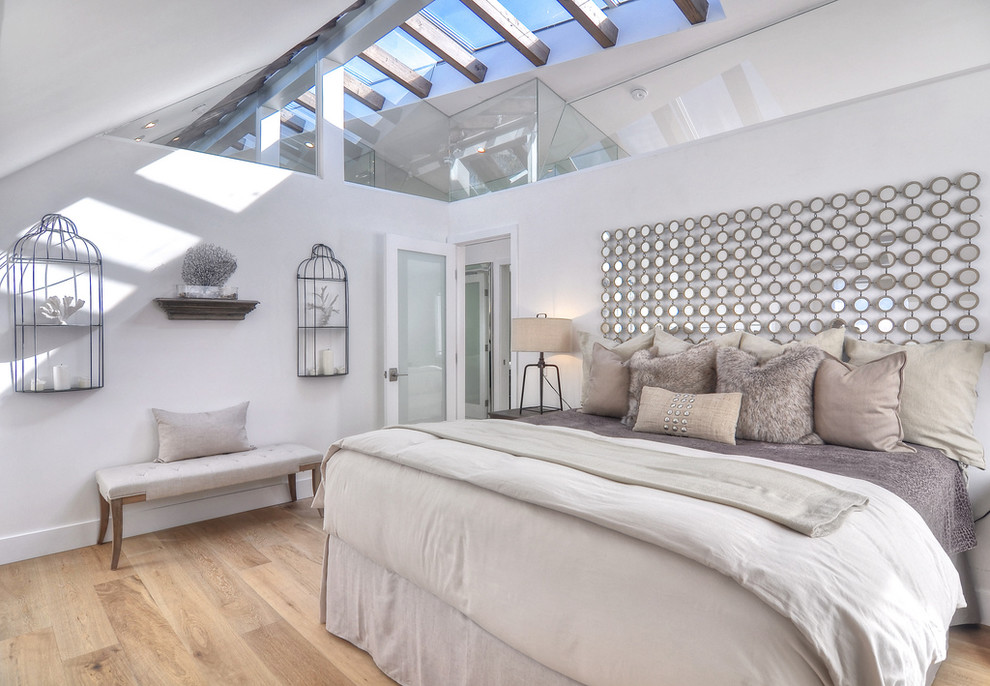 На фото: хозяйская спальня в современном стиле с белыми стенами без камина