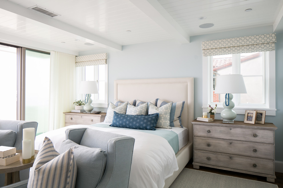 Стильный дизайн: хозяйская спальня среднего размера в морском стиле с синими стенами, темным паркетным полом и коричневым полом без камина - последний тренд