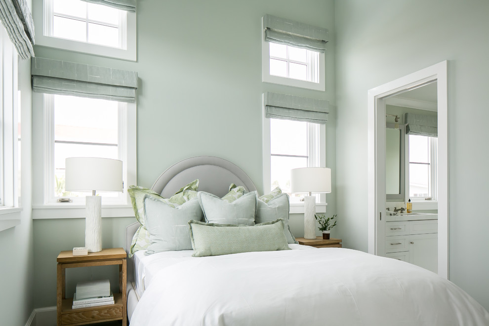 Свежая идея для дизайна: гостевая спальня среднего размера, (комната для гостей) в морском стиле с зелеными стенами, паркетным полом среднего тона и коричневым полом без камина - отличное фото интерьера