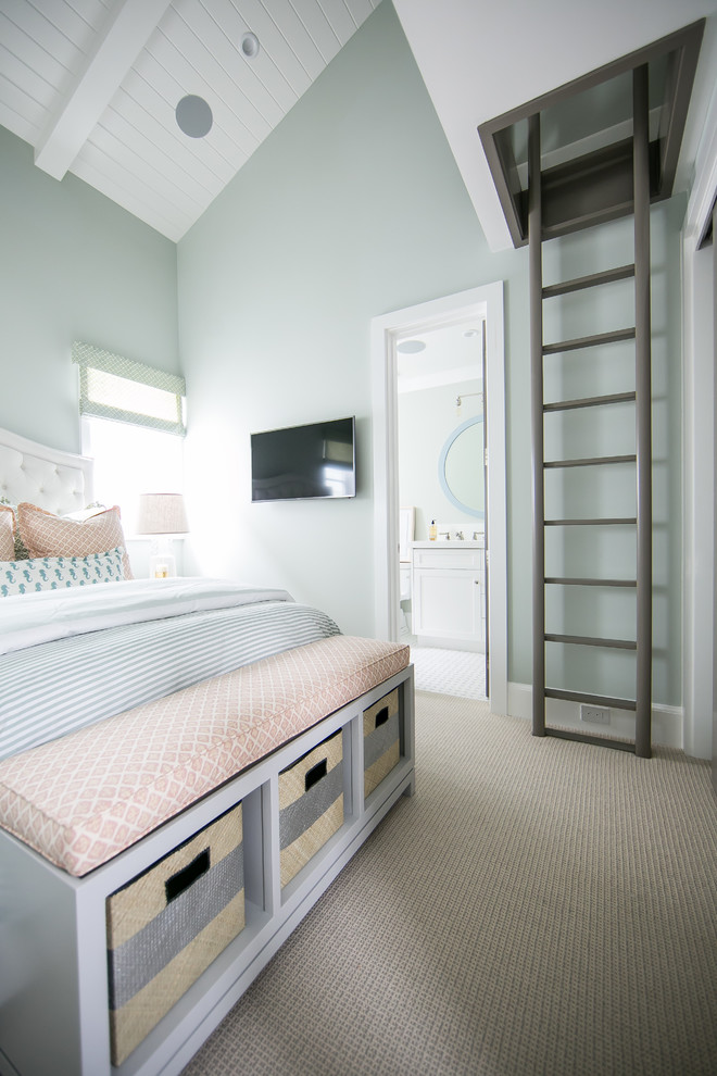 Идея дизайна: гостевая спальня среднего размера, (комната для гостей) в морском стиле с зелеными стенами, ковровым покрытием и серым полом без камина