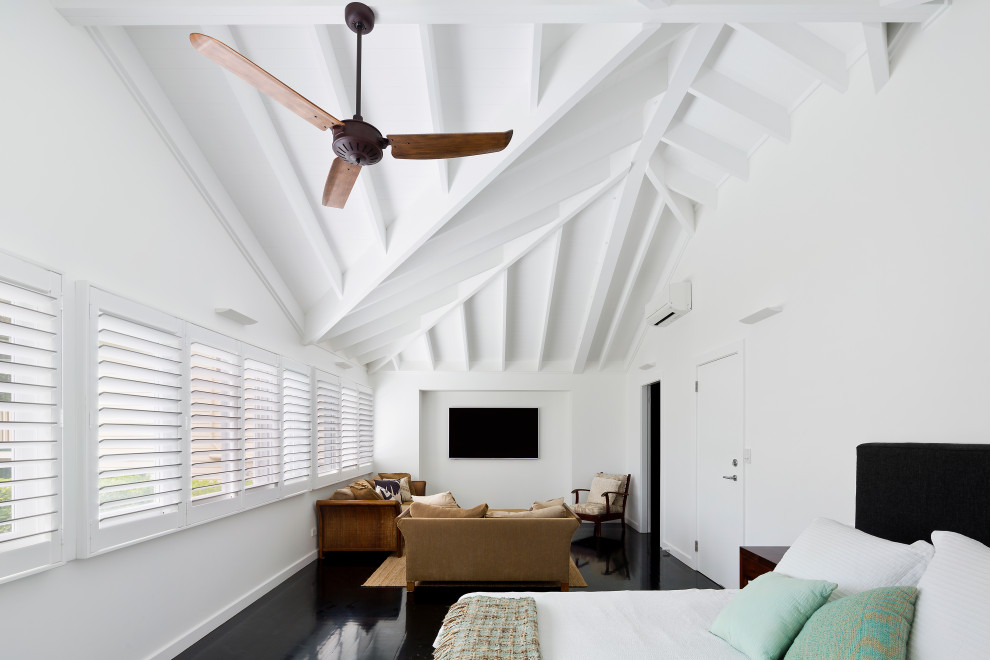 Großes Maritimes Hauptschlafzimmer mit weißer Wandfarbe, dunklem Holzboden und schwarzem Boden in Sydney