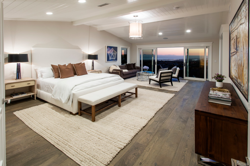 Стильный дизайн: спальня в морском стиле с бежевыми стенами и темным паркетным полом без камина - последний тренд