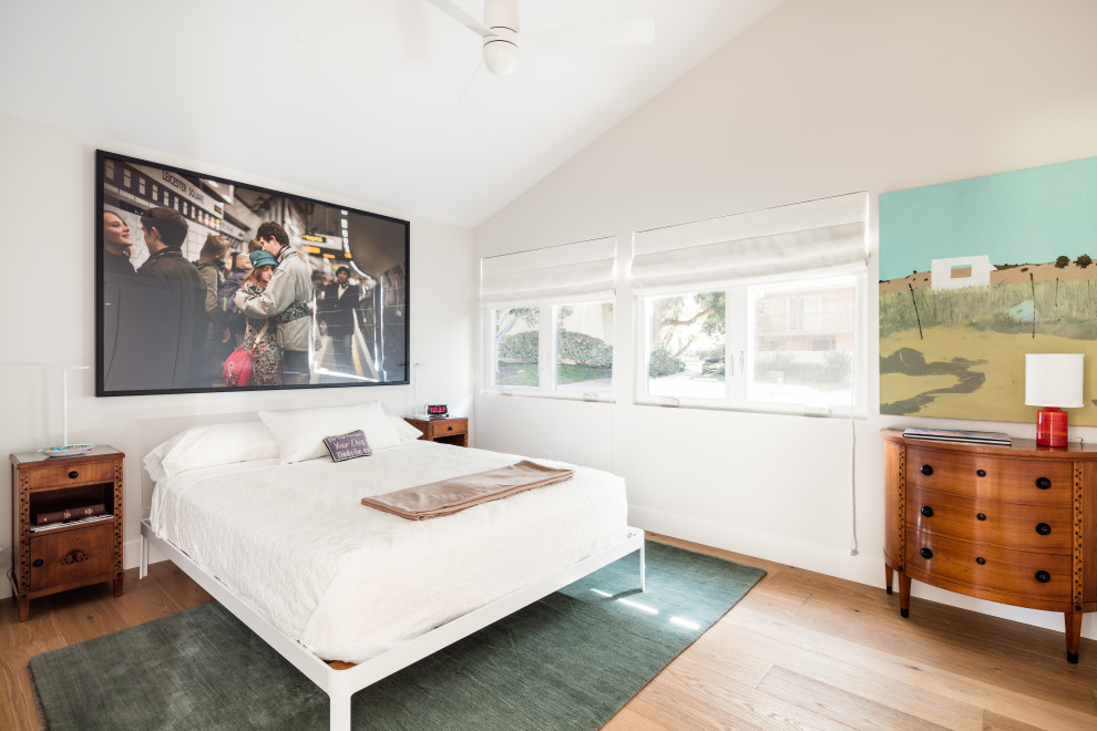Aménagement d'une chambre contemporaine de taille moyenne avec un mur blanc, un sol en bois brun et un sol marron.
