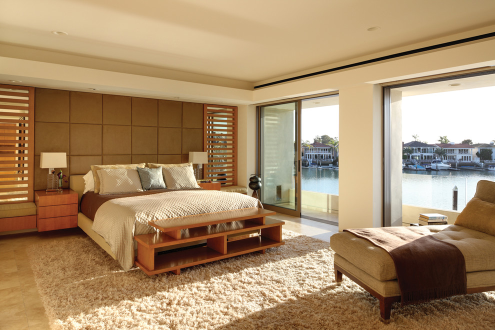 Стильный дизайн: большая хозяйская спальня в современном стиле с черными стенами, коричневым полом и полом из травертина без камина - последний тренд