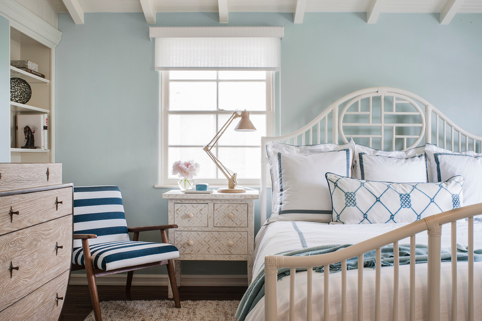 Cette photo montre une chambre parentale bord de mer avec un mur bleu.