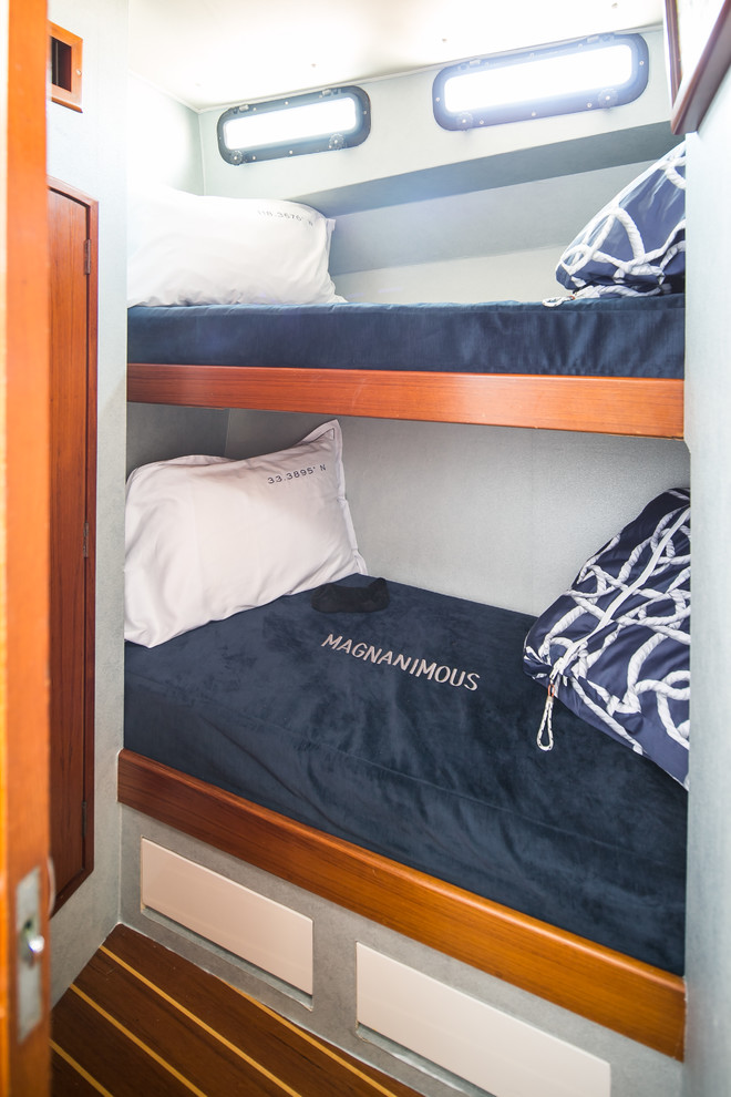 Свежая идея для дизайна: маленькая гостевая спальня (комната для гостей) в морском стиле с синими стенами, паркетным полом среднего тона и оранжевым полом для на участке и в саду - отличное фото интерьера