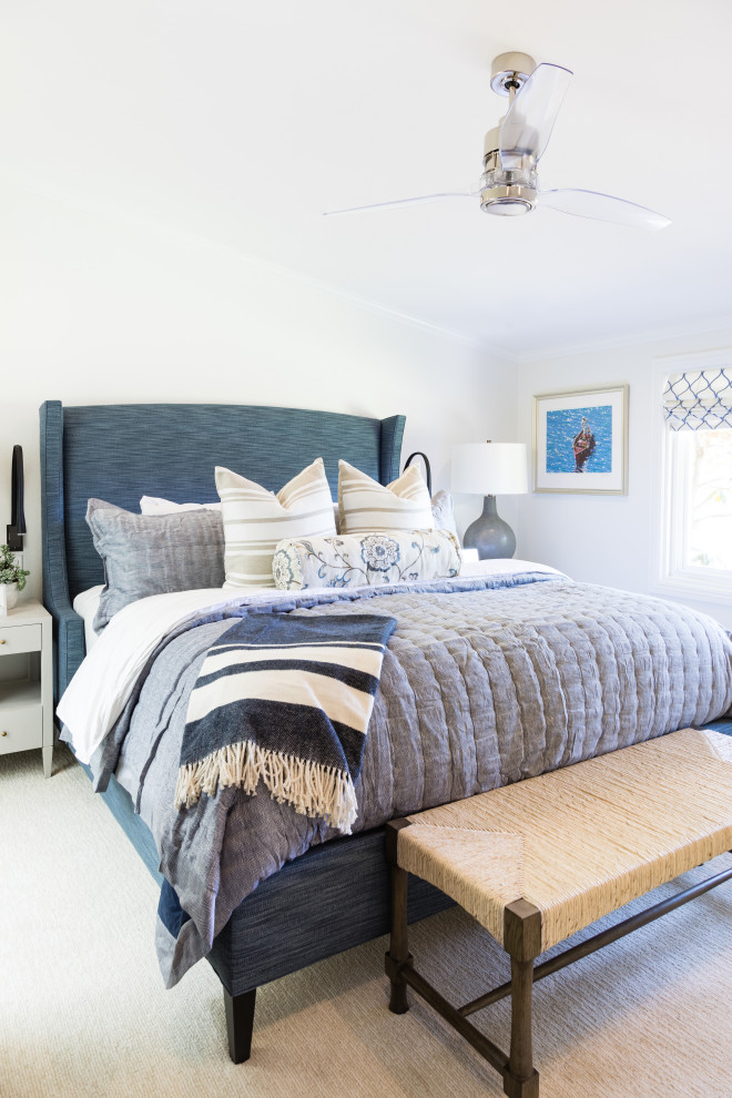 Klassisches Schlafzimmer mit weißer Wandfarbe, Teppichboden und beigem Boden in Orange County