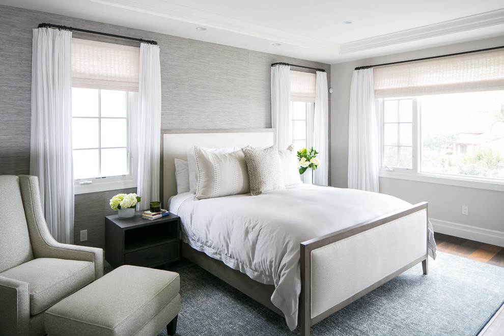 Источник вдохновения для домашнего уюта: большая хозяйская спальня в морском стиле с серыми стенами без камина