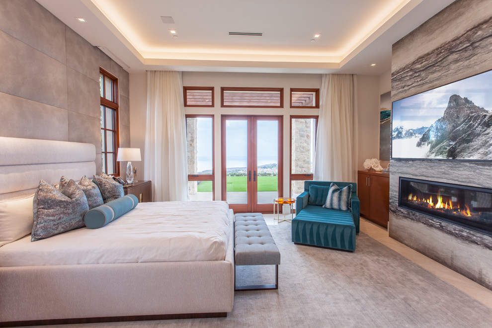 Идея дизайна: хозяйская спальня в средиземноморском стиле с серыми стенами и горизонтальным камином