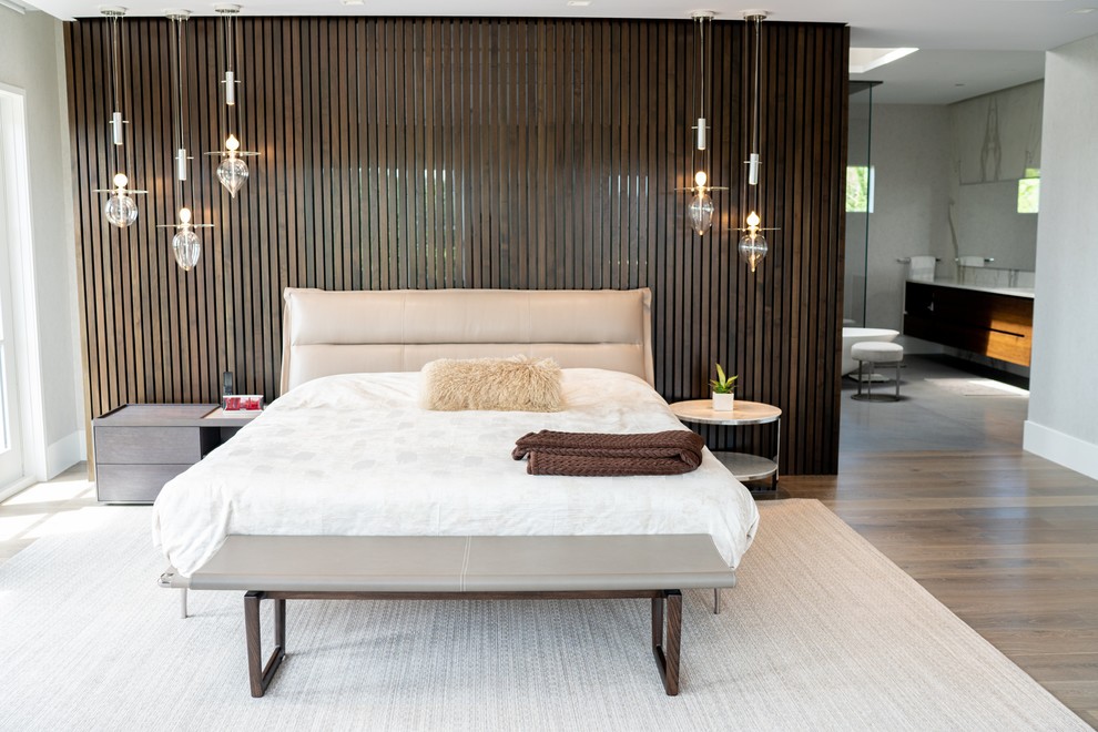 Идея дизайна: большая хозяйская спальня в современном стиле с бежевыми стенами, паркетным полом среднего тона и коричневым полом