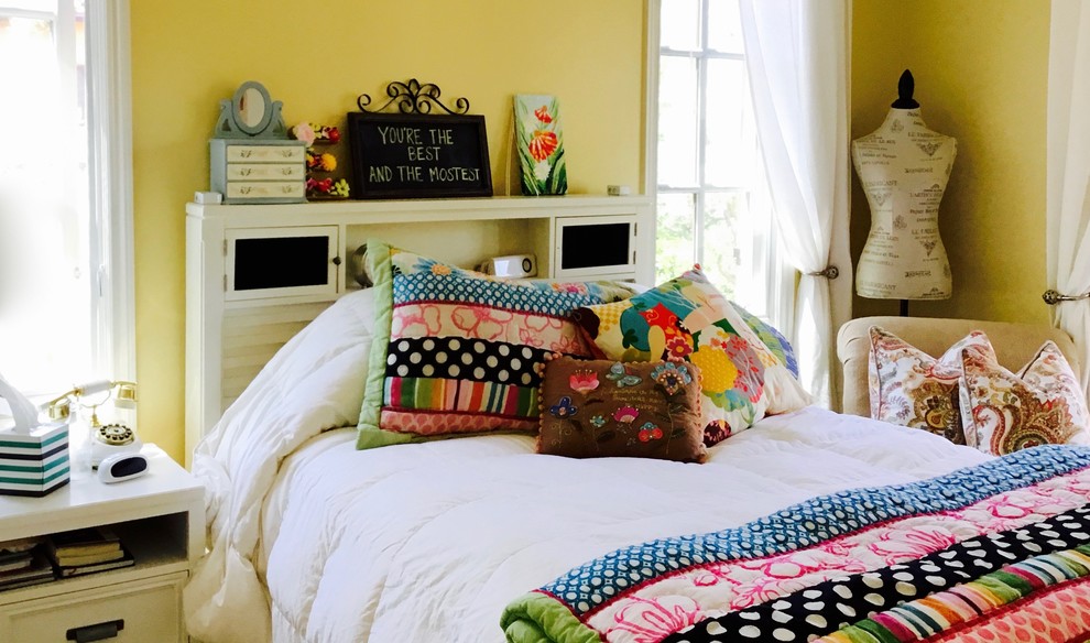 オレンジカウンティにある中くらいな地中海スタイルのおしゃれな客用寝室 (黄色い壁、カーペット敷き) のレイアウト