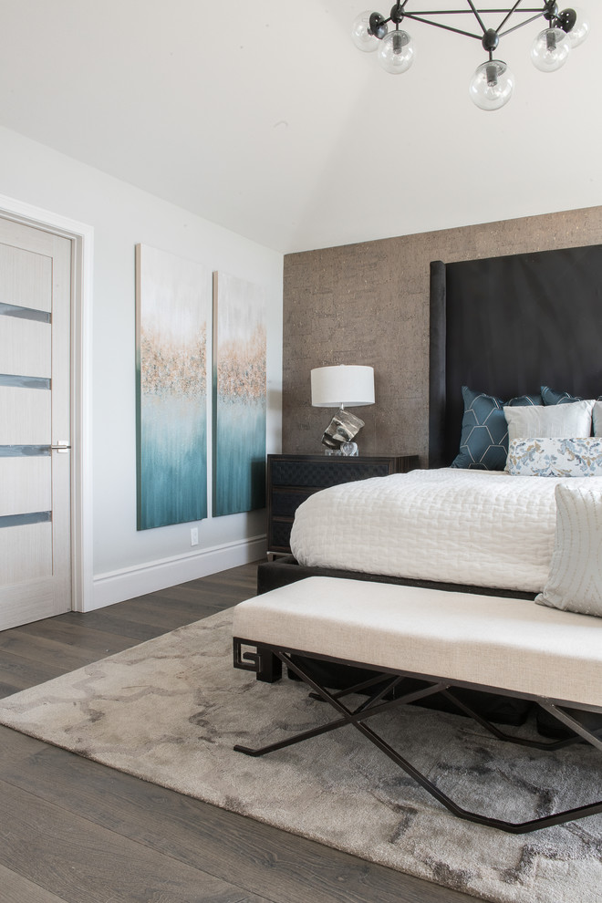 中くらいなトランジショナルスタイルのおしゃれな主寝室 (グレーの壁、淡色無垢フローリング、グレーの床) のレイアウト