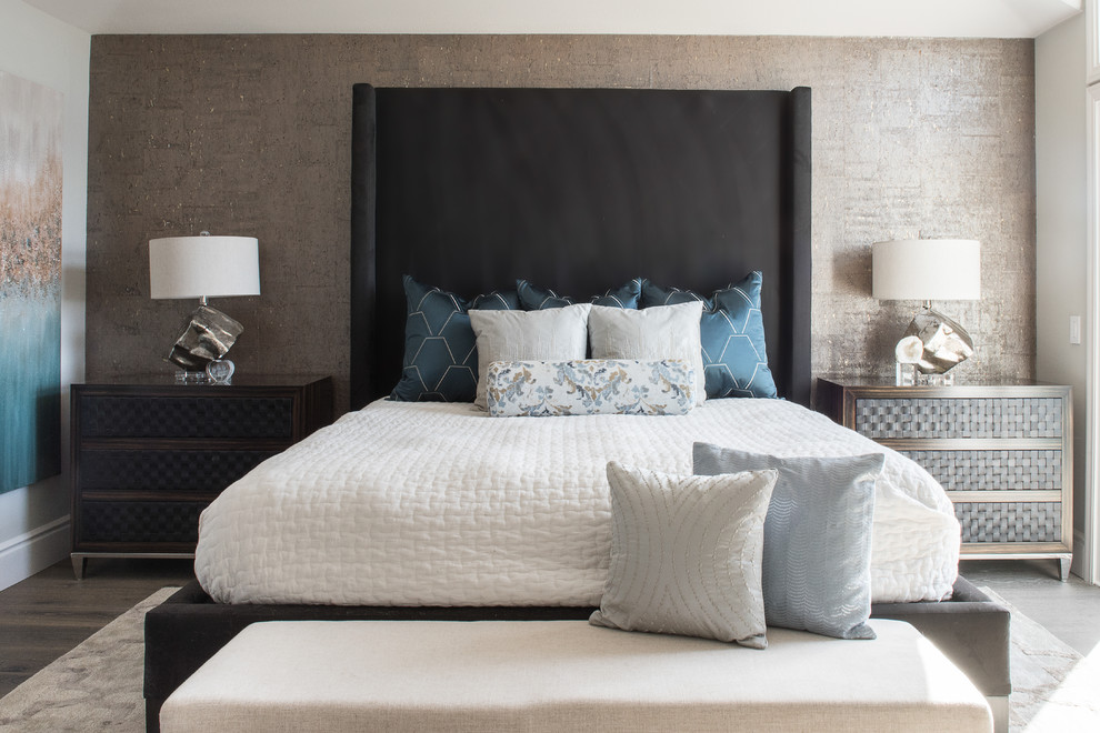 Идея дизайна: хозяйская спальня среднего размера в стиле неоклассика (современная классика) с серыми стенами, серым полом и паркетным полом среднего тона
