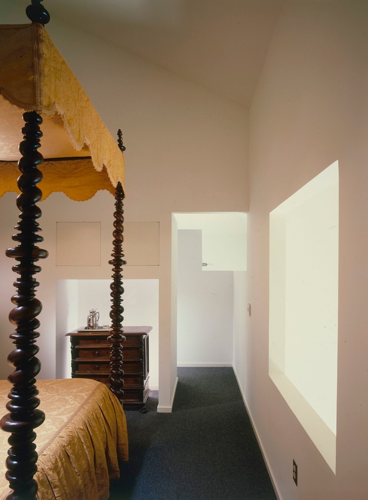 На фото: спальня среднего размера на антресоли в стиле фьюжн с белыми стенами, ковровым покрытием, стандартным камином, фасадом камина из штукатурки и серым полом