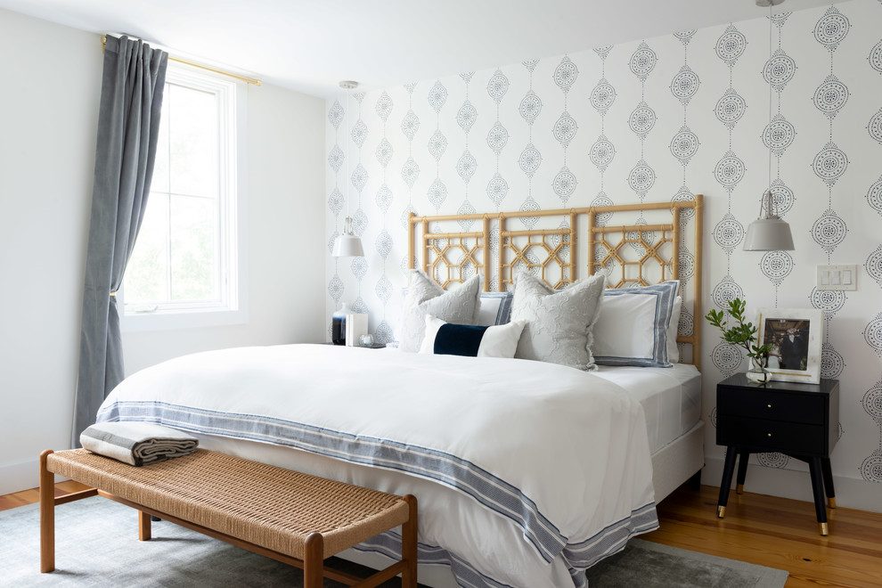 プロビデンスにあるビーチスタイルのおしゃれな寝室 (白い壁、無垢フローリング、茶色い床) のレイアウト