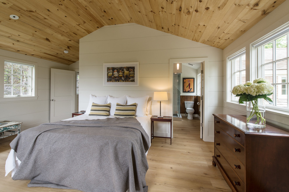 Источник вдохновения для домашнего уюта: хозяйская спальня среднего размера в стиле кантри с белыми стенами и светлым паркетным полом