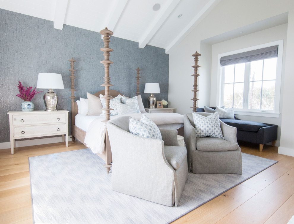 Geräumiges Landhausstil Hauptschlafzimmer mit weißer Wandfarbe und braunem Holzboden in Orange County