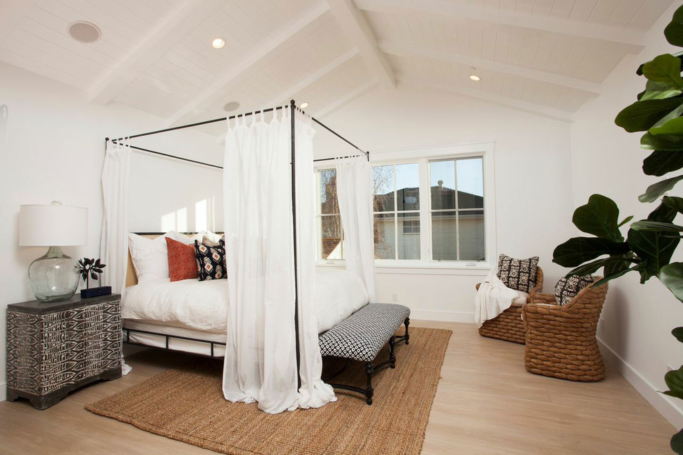 На фото: спальня в стиле кантри с белыми стенами и светлым паркетным полом