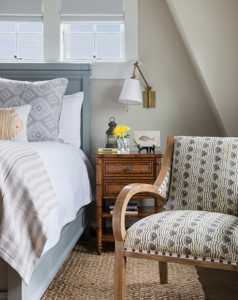 На фото: спальня в морском стиле с серыми стенами с