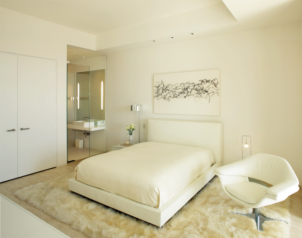 Пример оригинального дизайна: спальня в современном стиле с белыми стенами и ковровым покрытием