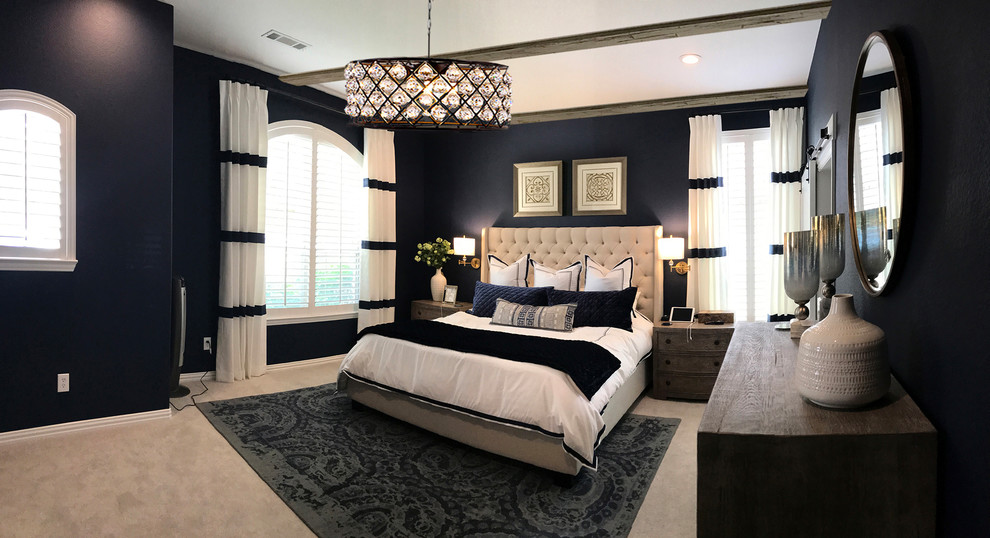 Großes Modernes Hauptschlafzimmer mit blauer Wandfarbe, Teppichboden, Kamin, Kaminumrandung aus Stein und grauem Boden in Dallas