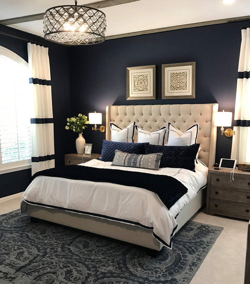 ダラスにある広いコンテンポラリースタイルのおしゃれな主寝室 (青い壁、カーペット敷き、標準型暖炉、石材の暖炉まわり、グレーの床) のレイアウト
