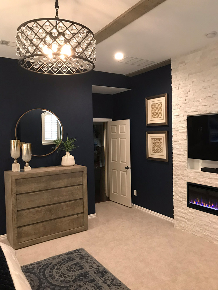 ダラスにある広いコンテンポラリースタイルのおしゃれな主寝室 (青い壁、カーペット敷き、標準型暖炉、石材の暖炉まわり、グレーの床)