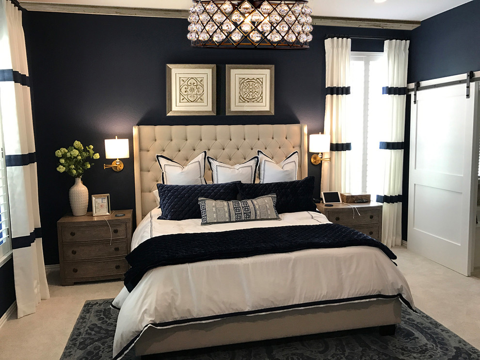 На фото: большая хозяйская спальня в современном стиле с синими стенами, ковровым покрытием, стандартным камином, фасадом камина из камня и серым полом с