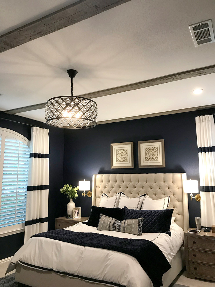На фото: большая хозяйская спальня в современном стиле с синими стенами, ковровым покрытием, стандартным камином, фасадом камина из камня и серым полом с