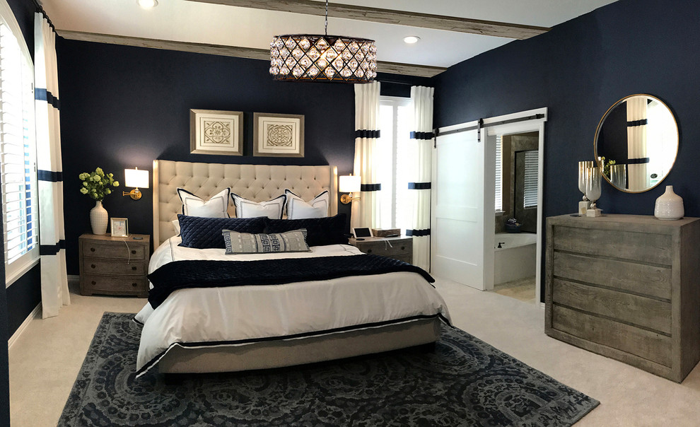 Réalisation d'une grande chambre design avec un mur bleu, une cheminée standard, un manteau de cheminée en pierre et un sol gris.