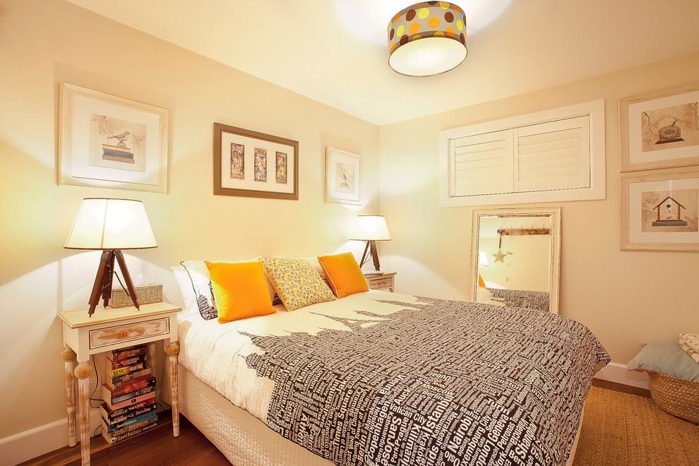 Immagine di una camera da letto classica con pareti beige e parquet scuro