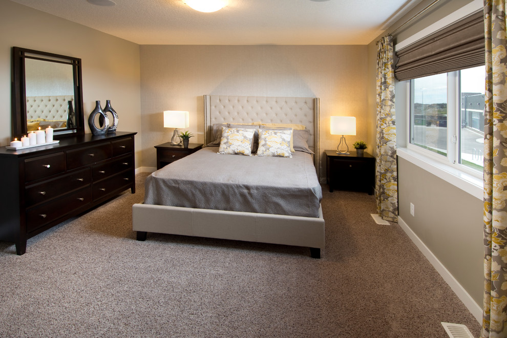 Ejemplo de dormitorio principal minimalista grande sin chimenea con paredes beige y moqueta