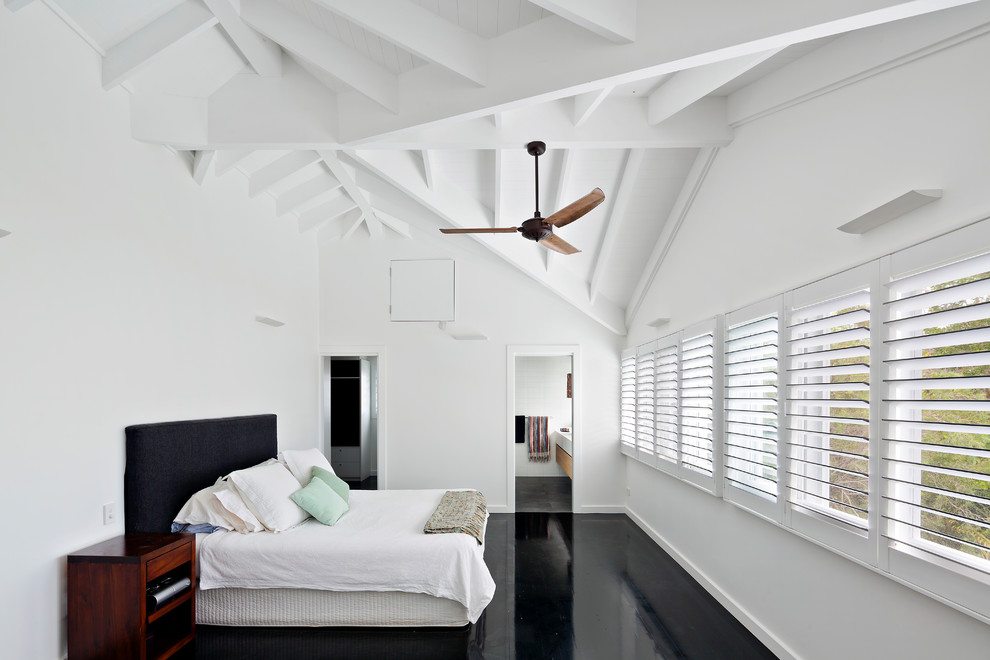 Diseño de dormitorio tipo loft marinero de tamaño medio con paredes blancas y suelo negro