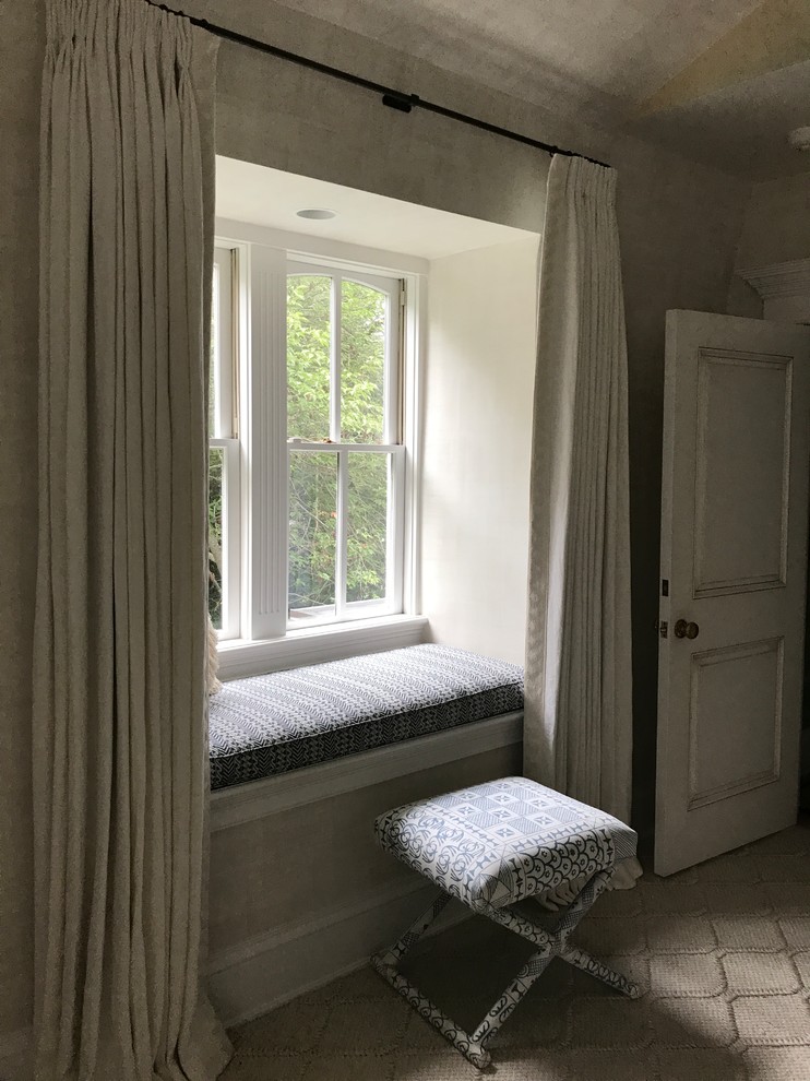 Diseño de dormitorio principal clásico renovado grande sin chimenea con paredes beige, moqueta y suelo beige