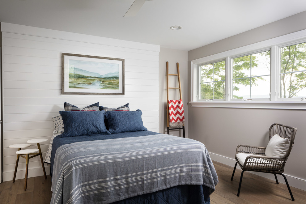 Идея дизайна: большая гостевая спальня (комната для гостей) в морском стиле с серыми стенами, паркетным полом среднего тона и коричневым полом
